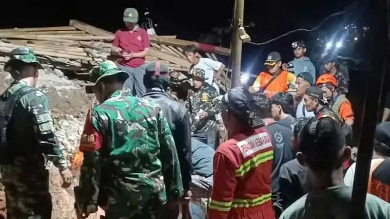 ইন্দোনেশিয়ার জাভা দ্বীপে ভূমিধসে ২ মৃত্যু, নিখোঁজ ২১