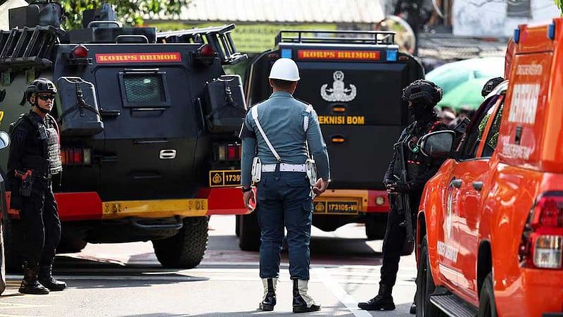 ইন্দোনেশিয়ায় জুমার নামাজ চলাকালে মসজিদে বিস্ফোরণ, আহত ৫৪