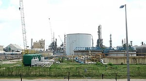 শিল্পায়ন, বিনিয়োগ ও জ্বালানি সংকট