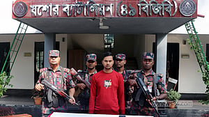 যশোরে যুবকের প্যান্টের পকেটে মিলল ৫৫ লাখ টাকার সোনা