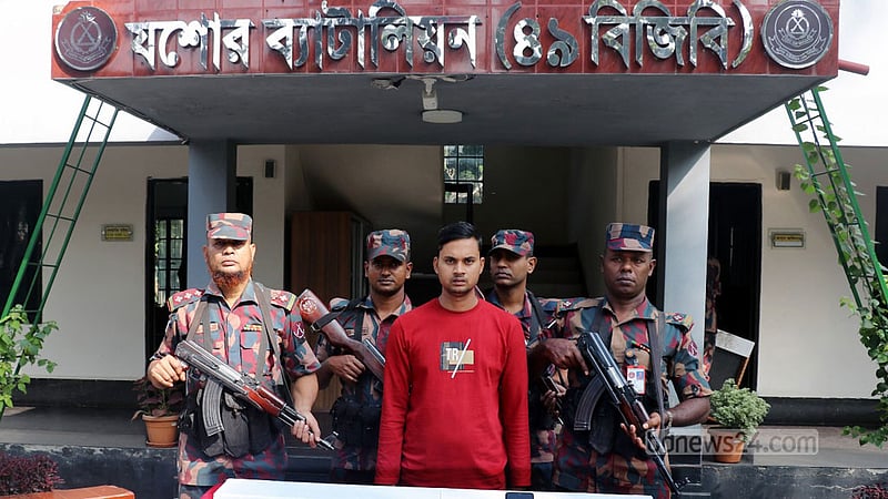 যশোরে যুবকের প্যান্টের পকেটে মিলল ৫৫ লাখ টাকার সোনা