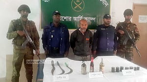 যশোরে যুবদল নেতা হাত বোমা ও অস্ত্রসহ আটক