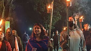জাবি শিক্ষক নাহরিনের প্রতি ‘সংহতি’, ক্যাম্পাসে মশাল মিছিল