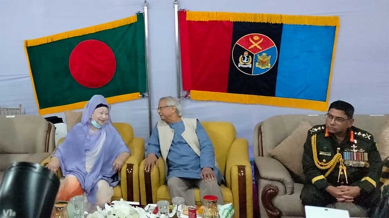 সেনাকুঞ্জের অনুষ্ঠানে খালেদা ও ইউনূসের একান্তে আলাপ