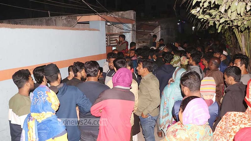 বসতঘরে নারীর লাশ; মুরগির ঘরে নাতি-নাতনির