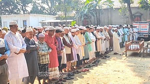 ভূমিকম্প: কিশোরগঞ্জে দাফন হল নরসিংদীতে নিহত বাবা-ছেলের লাশ