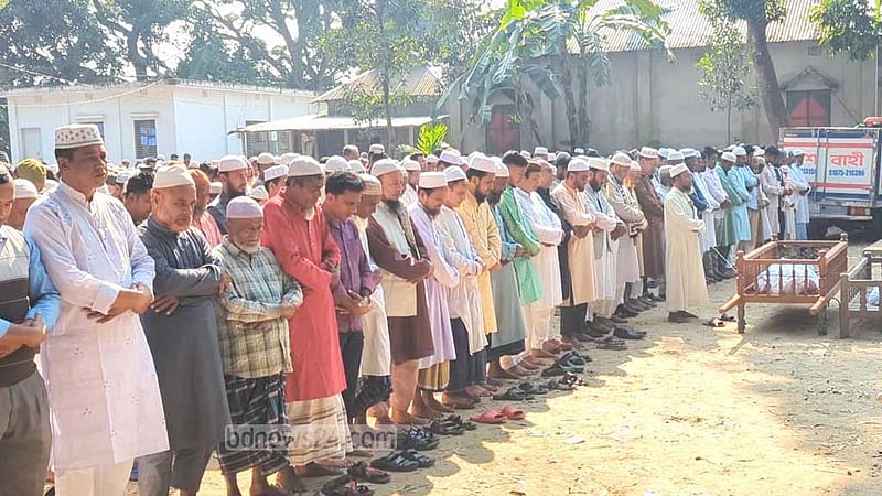 ভূমিকম্প: কিশোরগঞ্জে দাফন হল নরসিংদীতে নিহত বাবা-ছেলের লাশ
