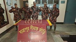 কুড়িগ্রাম সীমান্তে ভারতীয় মদ ও গাঁজাসহ মোটরসাইকেল জব্দ