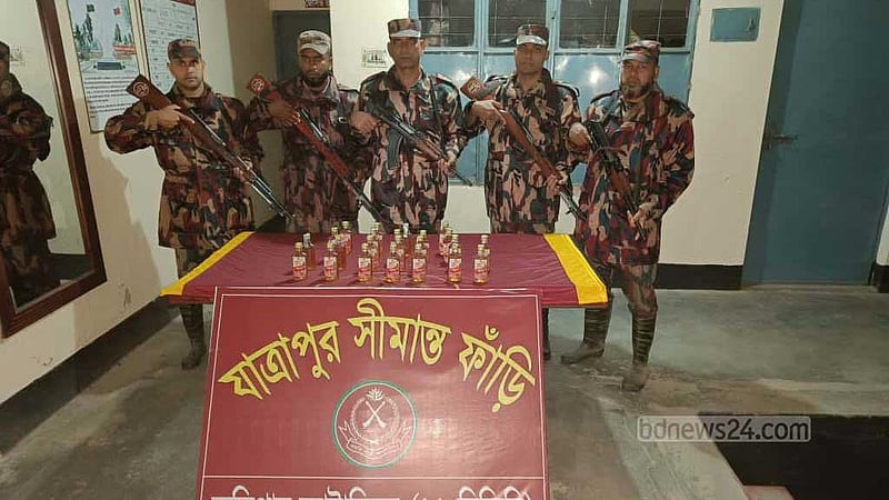কুড়িগ্রাম সীমান্তে ভারতীয় মদ ও গাঁজাসহ মোটরসাইকেল জব্দ