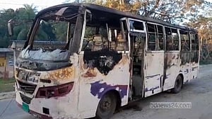 লক্ষ্মীপুরে ‘মশার কয়েলের’ আগুনে পুড়ল গ্যারেজে থাকা বাস