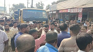 লালমনিরহাটে সার না পেয়ে কৃষকদের সড়ক অবরোধ