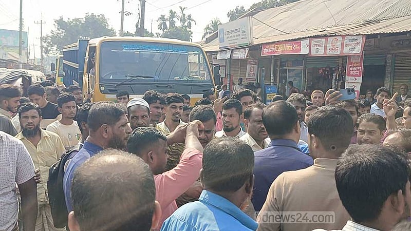 লালমনিরহাটে সার না পেয়ে কৃষকদের সড়ক অবরোধ