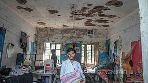 ভূমিকম্পের পর হল ছাড়লেন শিক্ষার্থীরা