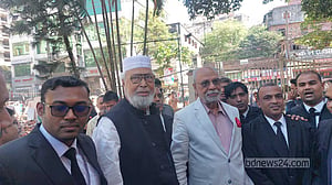 কাদের সিদ্দিকীকে সঙ্গে নিয়ে আদালতে হাজিরা দিলেন লতিফ সিদ্দিকী