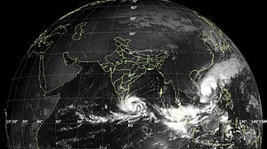 লঘুচাপ পরিণত নিম্নচাপে, বন্দরে সংকেত