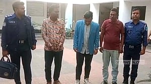 মাদারীপুরে গরু ব্যবসায়ীদের কুপিয়ে টাকা ছিনতাই: ৩ ‘ডাকাত’ গ্রেপ্তার
