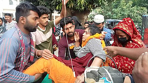 মাগুরায় ভূমিকম্পের আতঙ্কে গার্মেন্ট শ্রমিকরা অসুস্থ