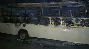 মানিকগঞ্জের শিবালয়ে আগুনে পুড়ল দাঁড়িয়ে থাকা স্কুল বাস