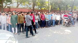 গ্রে মার্কেট: মধ্যরাতে ডিবির হানা, ব্যবসায়ীদের যুদ্ধে নতুন মাত্রা
