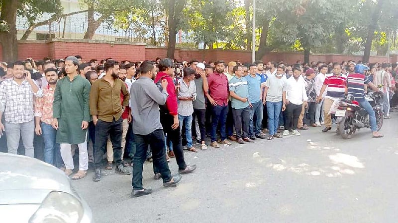 গ্রে মার্কেট: মধ্যরাতে ডিবির হানা, ব্যবসায়ীদের যুদ্ধে নতুন মাত্রা