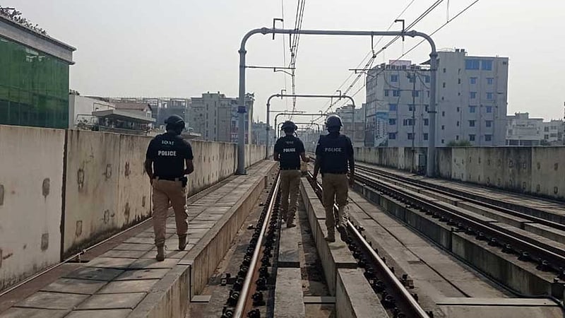 কাজীপাড়ায় মেট্রোলাইনে হাতবোমা