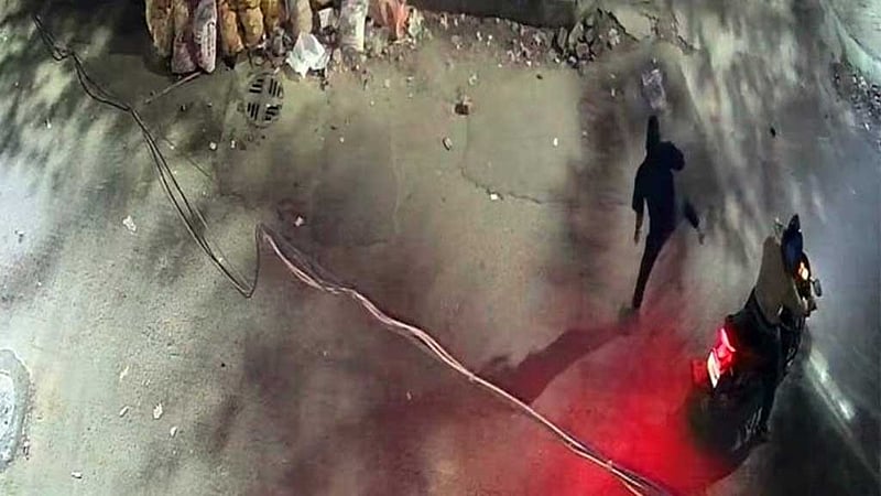 এবার মোহাম্মদপুর প্রিপারেটরি স্কুলে পেট্রোলবোমা