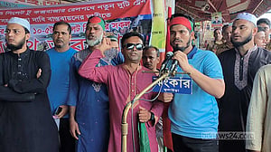 সিলেট-ঢাকা নতুন ট্রেন চালুসহ ৮ দাবিতে মৌলভীবাজারে রেলপথ অবরোধ