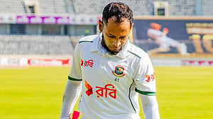 যে কারণে মুশফিকের সেঞ্চুরির অপেক্ষা করেনি বাংলাদেশ