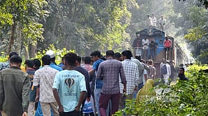 বিসিএসের সময় পরিবর্তনের দাবিতে বাকৃবিতে ফের রেলপথ অবরোধ