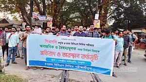 বিসিএসের সময় পরিবর্তনের দাবিতে বাকৃবিতে রেলপথ অবরোধ, ভোগান্তি