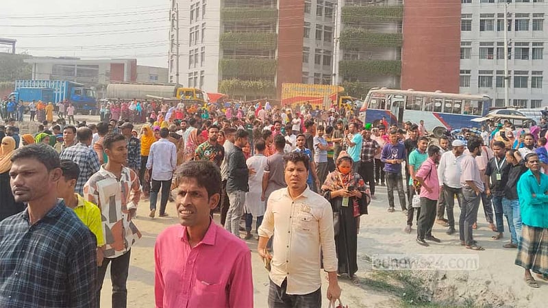 ভূমিকম্পে ফাটল ধরা ভবনে আবার কম্পন, আতঙ্কিত শ্রমিকদের বিক্ষোভ