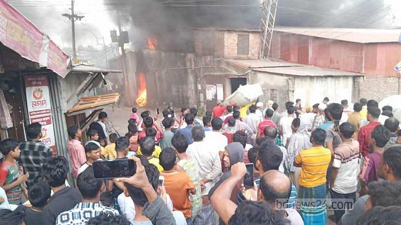 ভূমিকম্পে শর্ট সার্কিট থেকে আগুন, নারায়ণগঞ্জে পুড়ল তুলার গুদাম