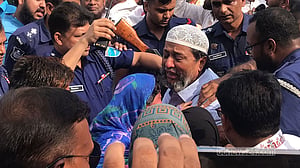 ৩ ঘণ্টার প্যারোলে এসে স্ত্রীর জানাজায় অংশ নিলেন যুবলীগ নেতা