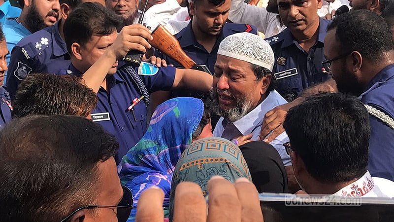 ৩ ঘণ্টার প্যারোলে এসে স্ত্রীর জানাজায় অংশ নিলেন যুবলীগ নেতা