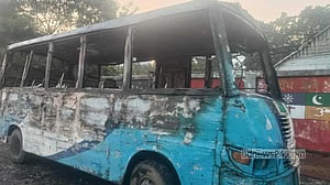 ঢাকা-চট্টগ্রাম মহাসড়কে থামিয়ে রাখা মিনিবাসে আগুন