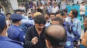 নারায়ণগঞ্জে বাউলদের সমাবেশ মঞ্চের ফেস্টুন ছিঁড়ল যুবক, আটক