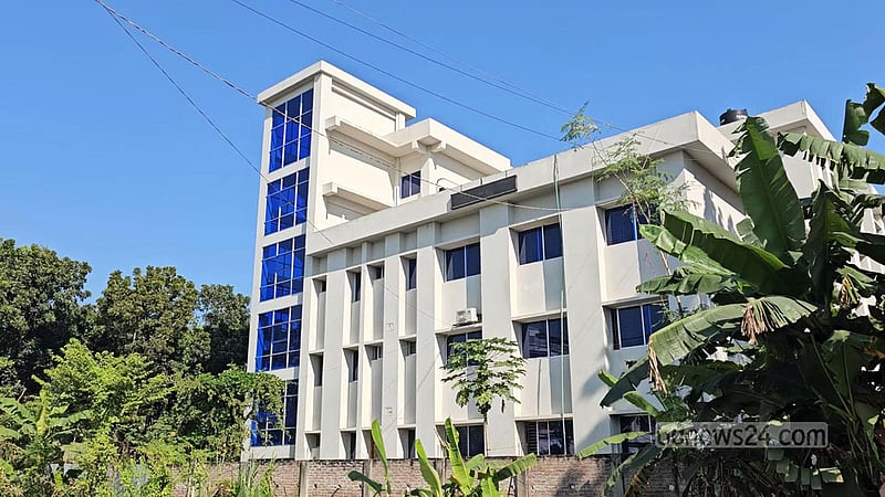 দেড় বছরেও চালু হয়নি নাটোর নার্সিং ইনস্টিটিউট, ভবনে ধুলো-জঙ্গল