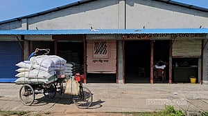 নাটোরে দোকানের শাটার ভেঙে ১৫০ বস্তা চাল চুরি