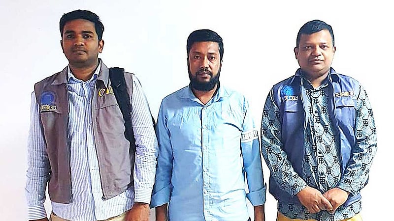 গ্রাহকের ‘৬০০ কোটি টাকা আত্মসাৎ’: নওগাঁর এনজিও পরিচালক ঢাকায় গ্রেপ্তার