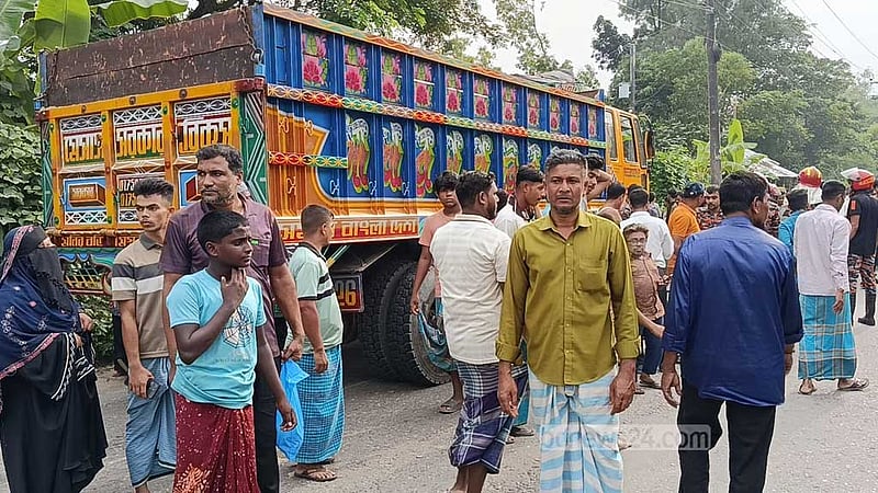 নোয়াখালীতে অটোরিকশা চালকসহ নিহত ৬, ট্রাক চালক আটক