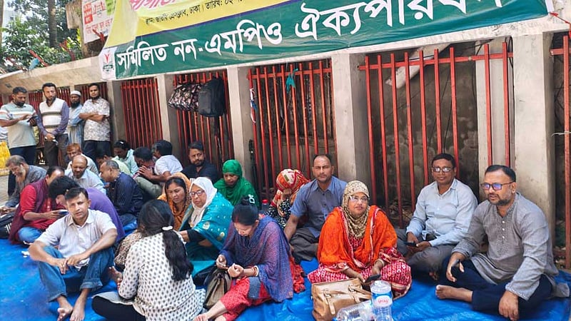 ননএমপিও শিক্ষকদের লাগাতার অবস্থানের ১৪ দিন, ‘ইতিবাচক বার্তা’ নেই