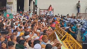 এমপিওভুক্তির দাবি: সচিবালয় অভিমুখে শিক্ষকদের পদযাত্রা আটকে দিল পুলিশ