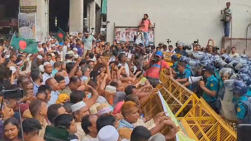 এমপিওভুক্তির দাবি: সচিবালয় অভিমুখে শিক্ষকদের পদযাত্রা আটকে দিল পুলিশ