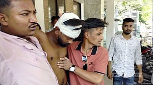 নরসিংদীতে আদালত প্রাঙ্গণে ছাত্রদল নেতাকে ‘এলোপাতাড়ি পিটুনি’