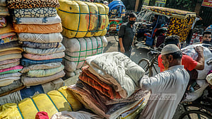 শীতের পুরনো কাপড় সাজিয়ে ক্রেতার অপেক্ষা