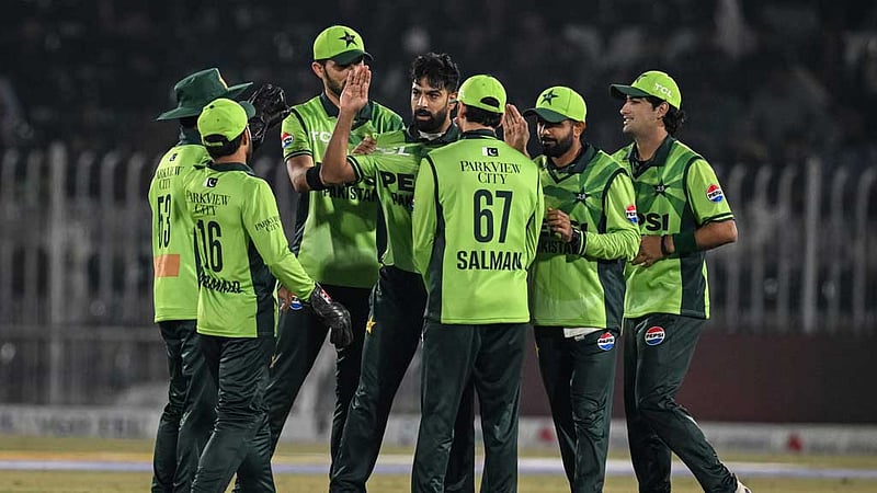 রোমাঞ্চকর লড়াইয়ে শ্রীলঙ্কাকে হারিয়ে সিরিজে এগিয়ে পাকিস্তান