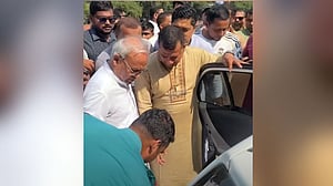 রিজভীর ‘পা ছুঁয়ে সালাম’, পুলিশ কর্মকর্তা প্রত্যাহার