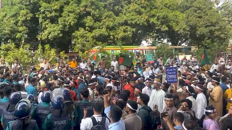 এমপিওভুক্তি: প্রতিবন্ধী বিদ্যালয়ের শিক্ষকদের পদযাত্রায় পুলিশের বাধা