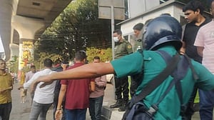 প্রাথমিক শিক্ষকদের মিছিলে পুলিশের বাধা, সাউন্ড গ্রেনেড