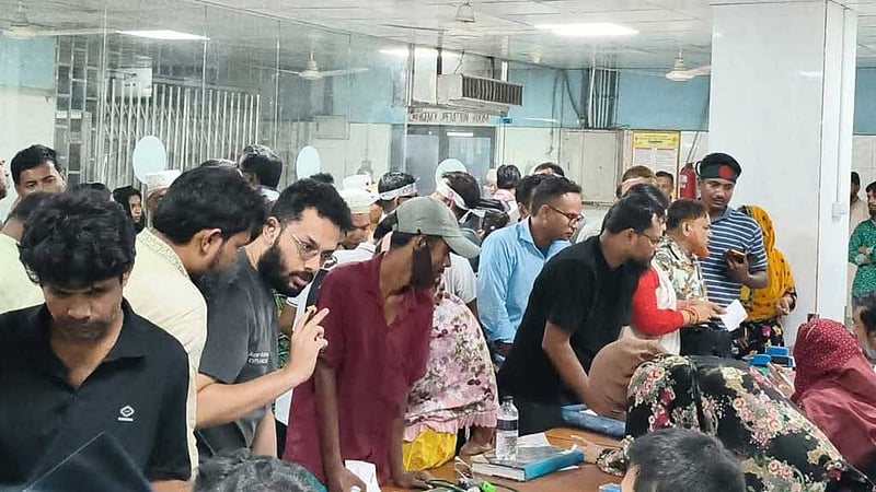 মিছিলে লাঠিপেটা: আহত ১২৫ শিক্ষক ঢাকা মেডিকেলে